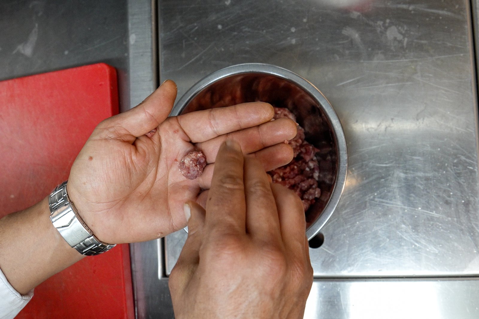 Preparazione polpettine di agnello e salsiccia