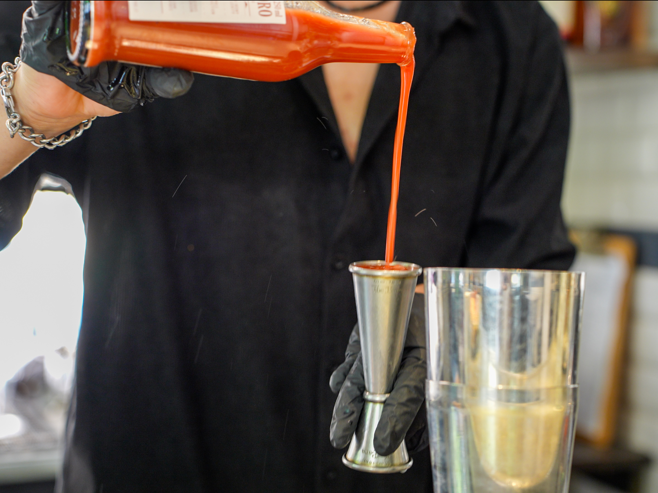Aggiunta di vodka, succo di pomodoro e limone