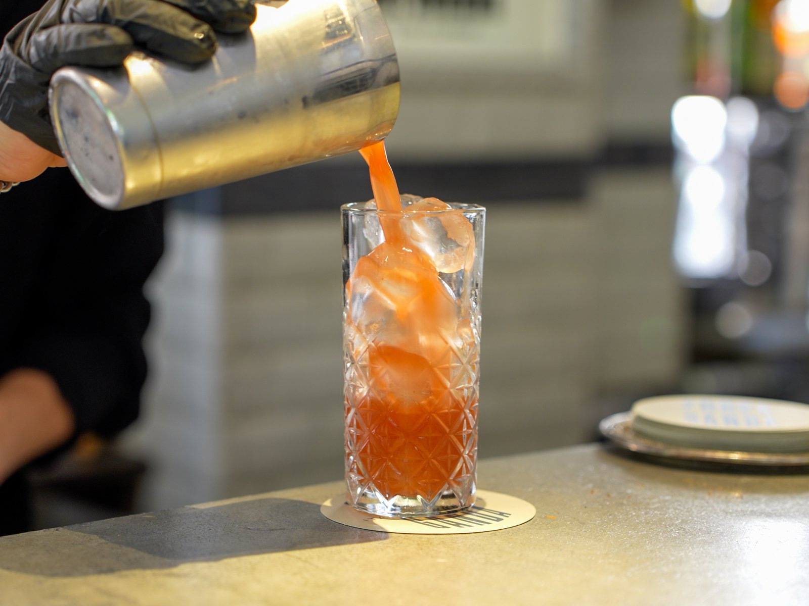 Versare nel bicchiere highball